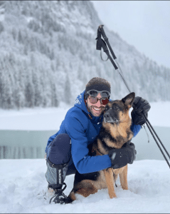 Arthur et Loya sont au ski, Arthur à ses bâtons de ski dans les mains. 