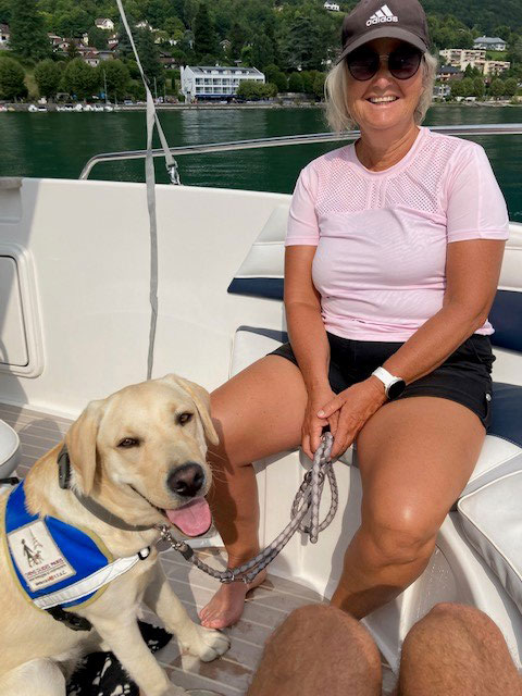 Arielle est assise sur une bateau avec Rose à ses pied qui porte son body