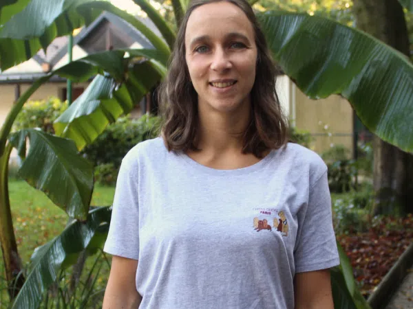 T-shirt pour femme gris avec une illustration du pôle élevage (des chiots avec leur maman)
