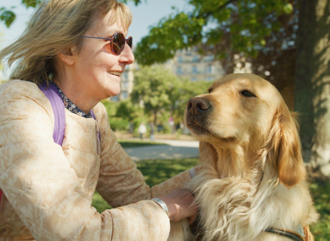 Claudite avec son chien guide Ruben