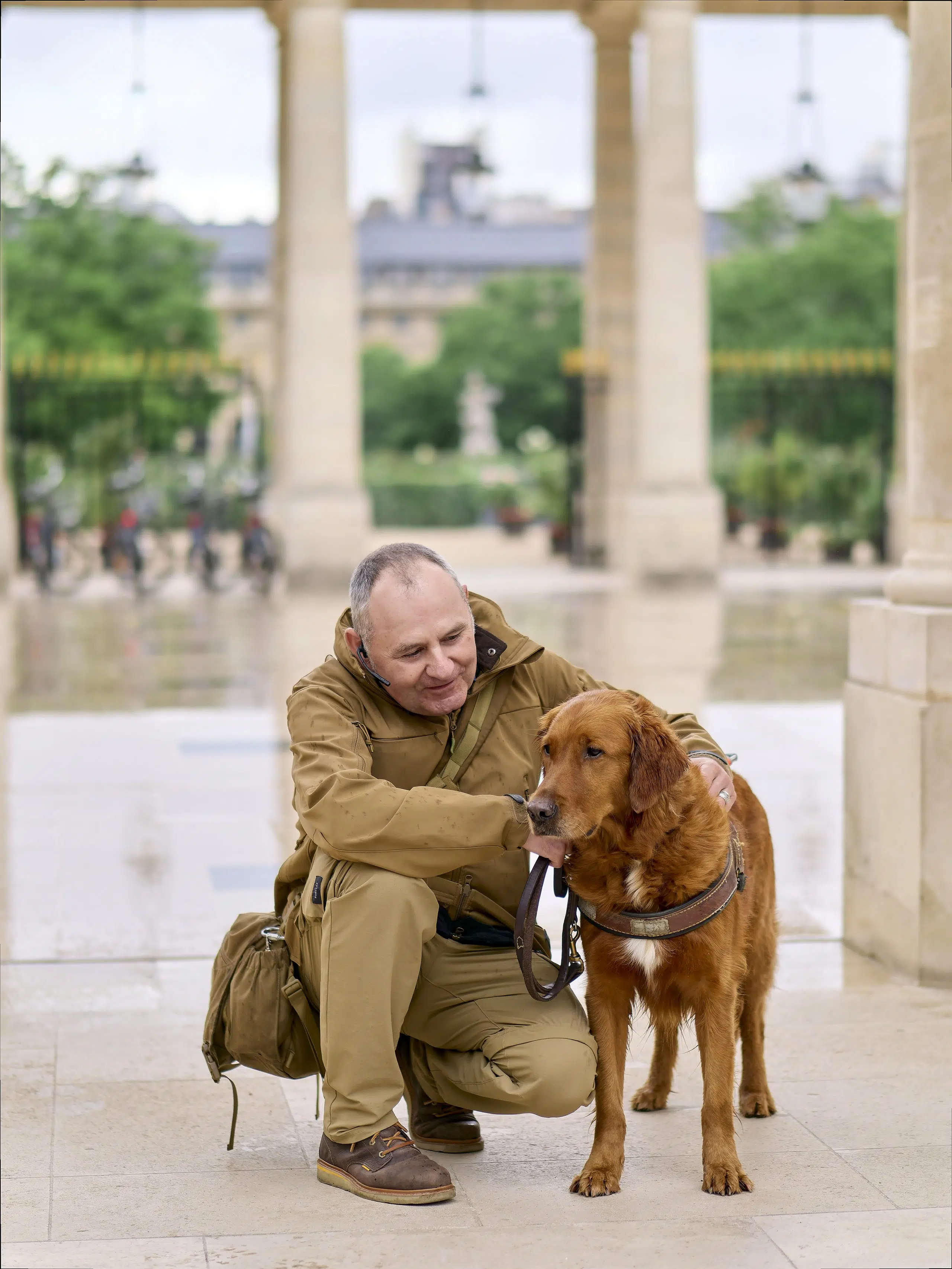 Olivier et Nyoko, golden retriever roux, au Palais Royal