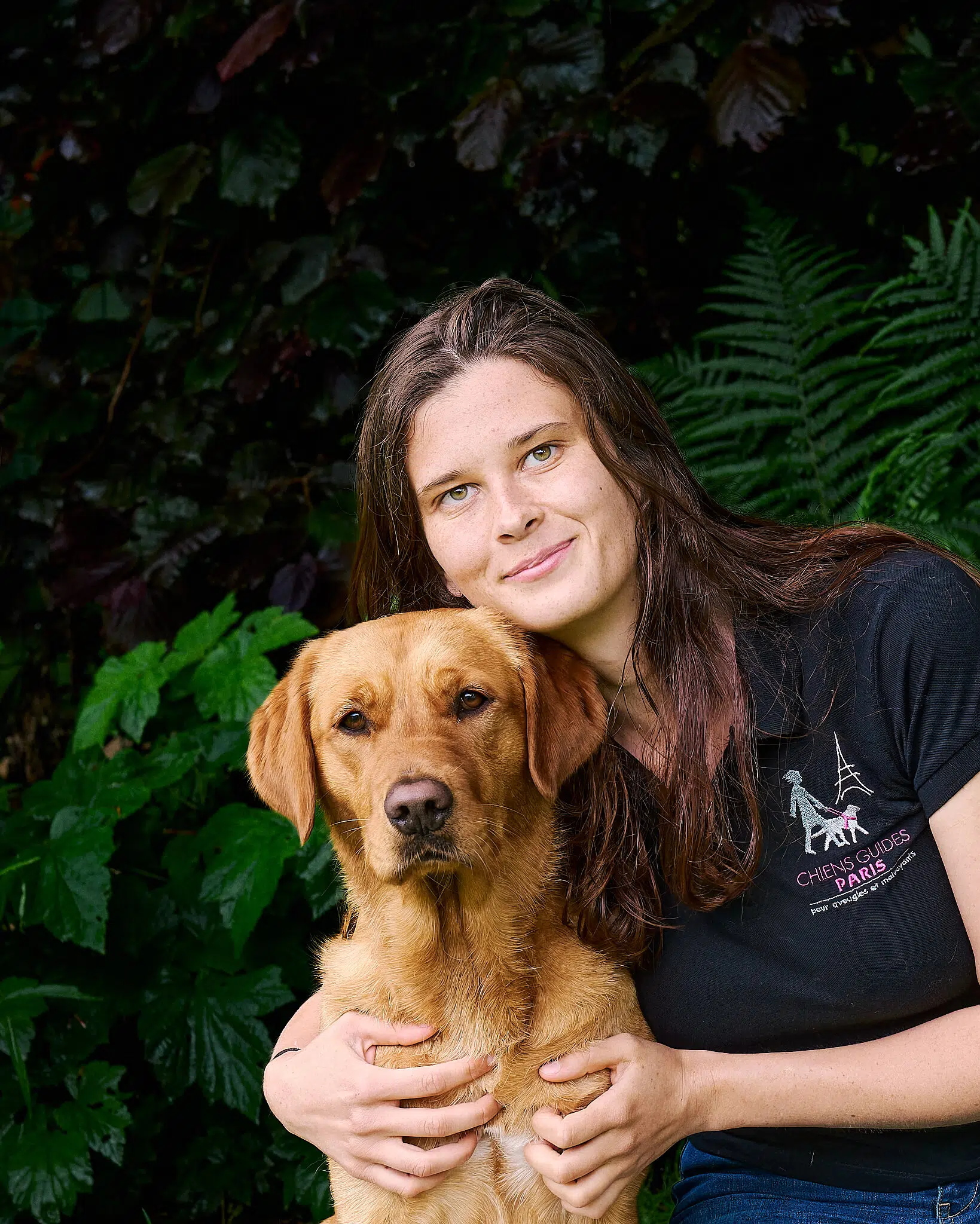 Annaëlle posant avec Triss, labrador rousse