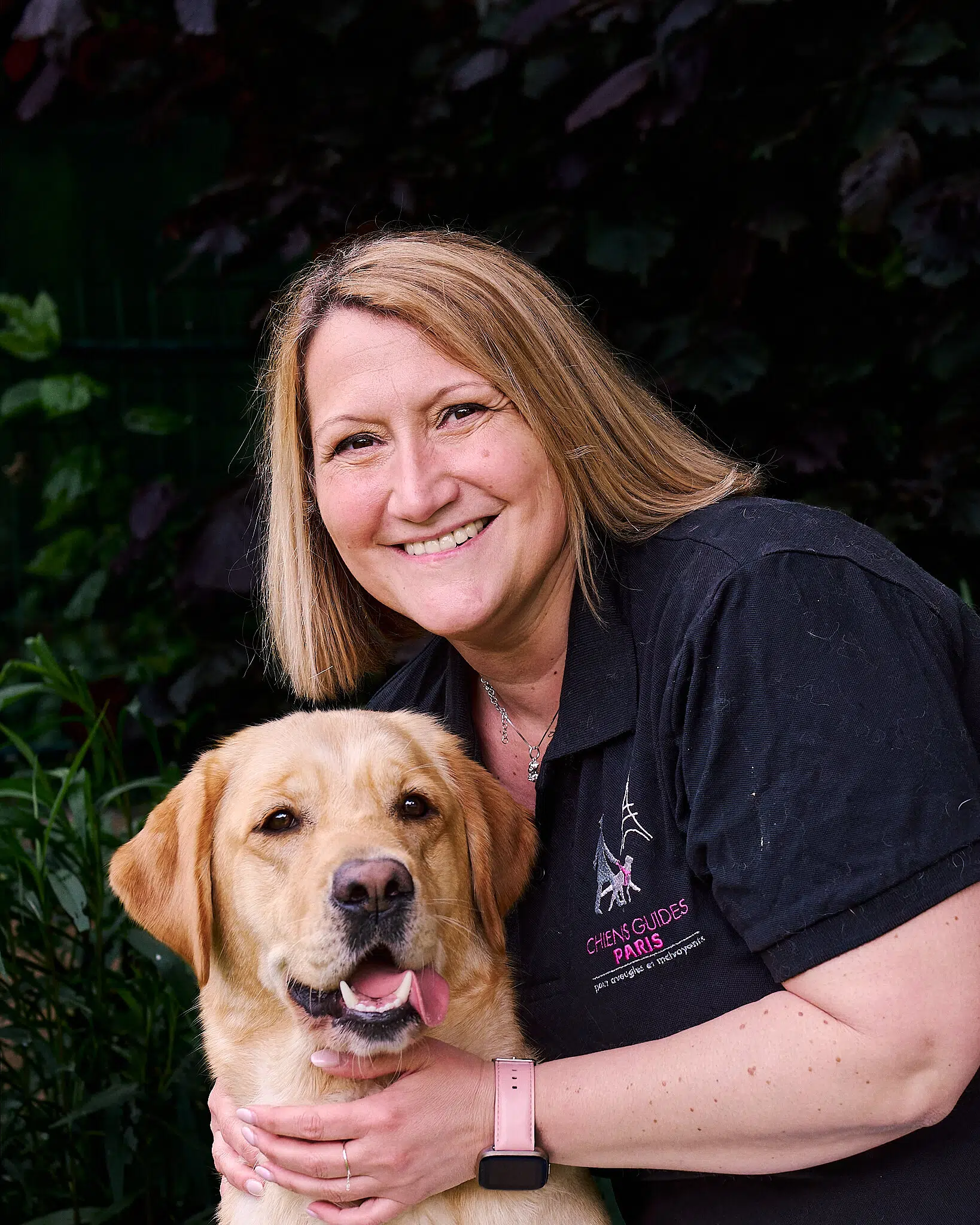 Anne-Laure posant avec Topaze, labrador sable