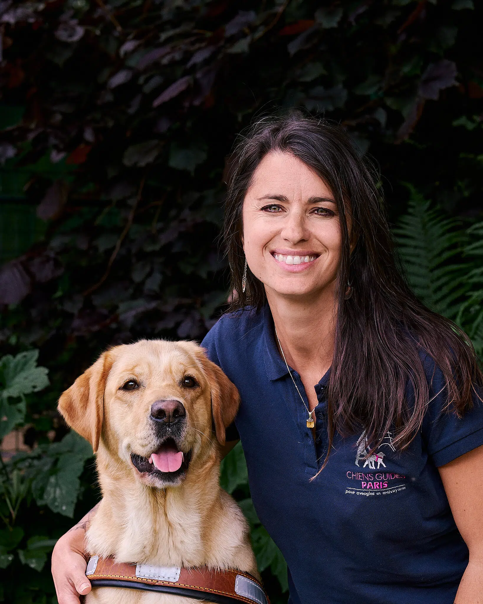 Audrey posant avec Topaze, labrador sable