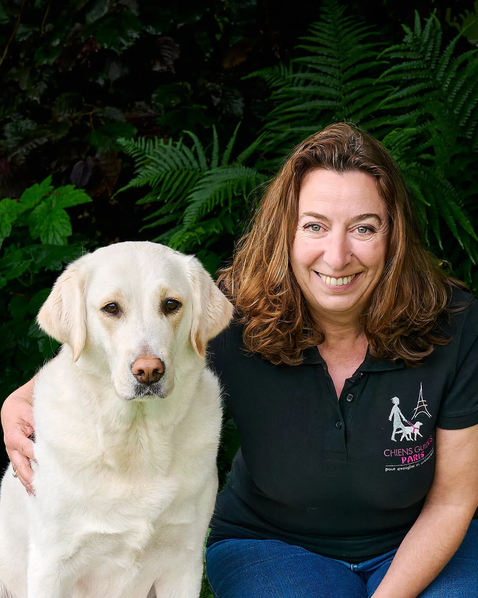 Blanche posant avec Peppa, labrador blanche