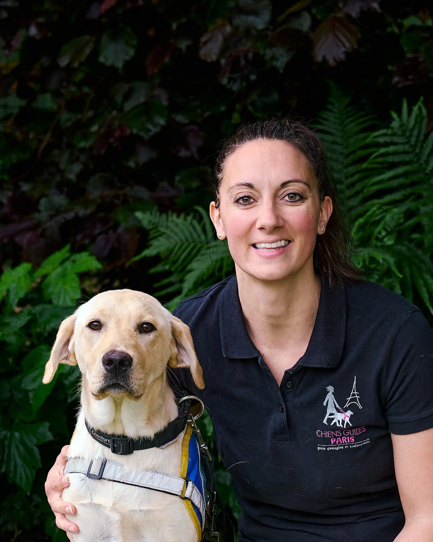 Coralie posant avec Umy, labrador sable