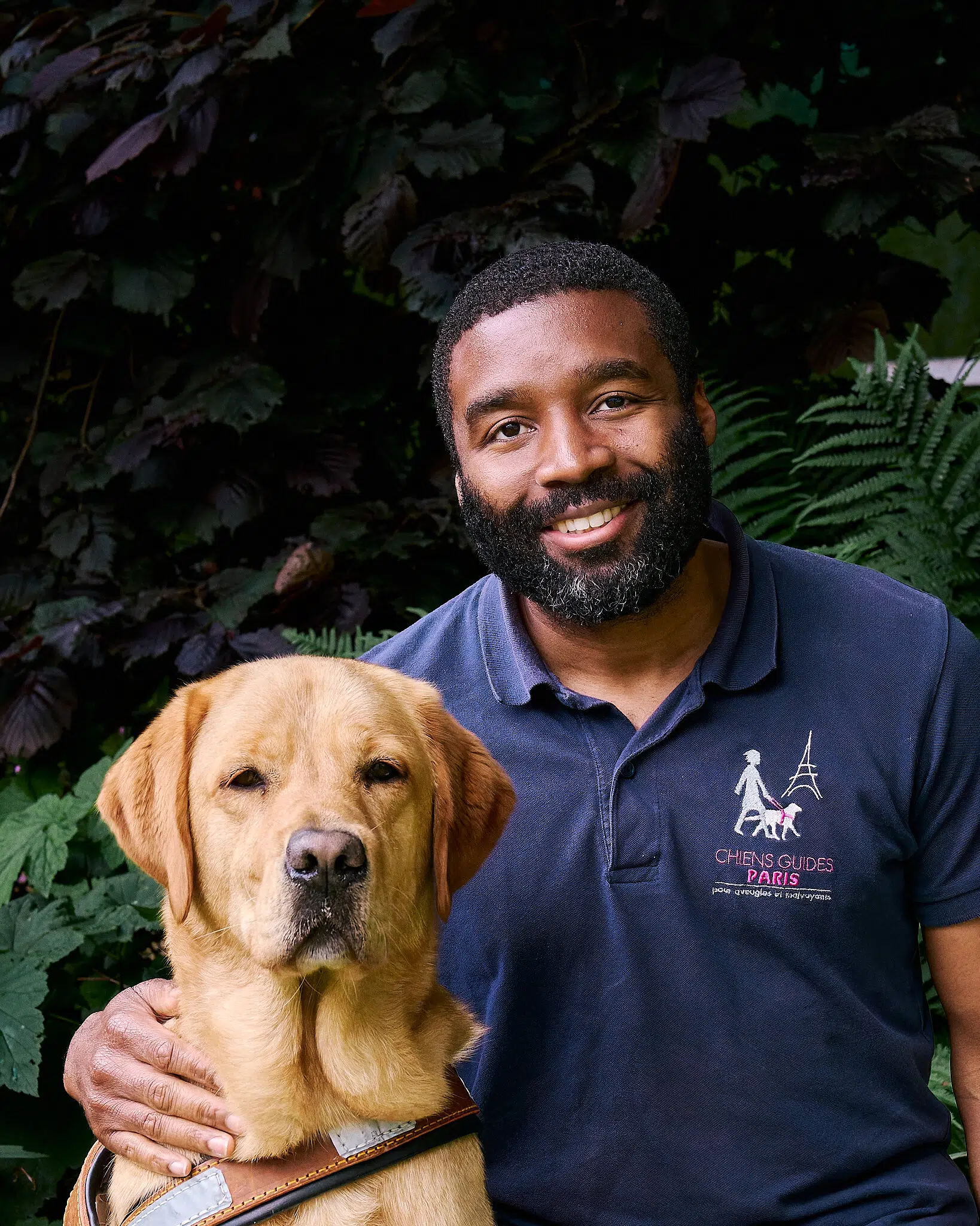 Dimitri posant avec Taoki, labrador sable