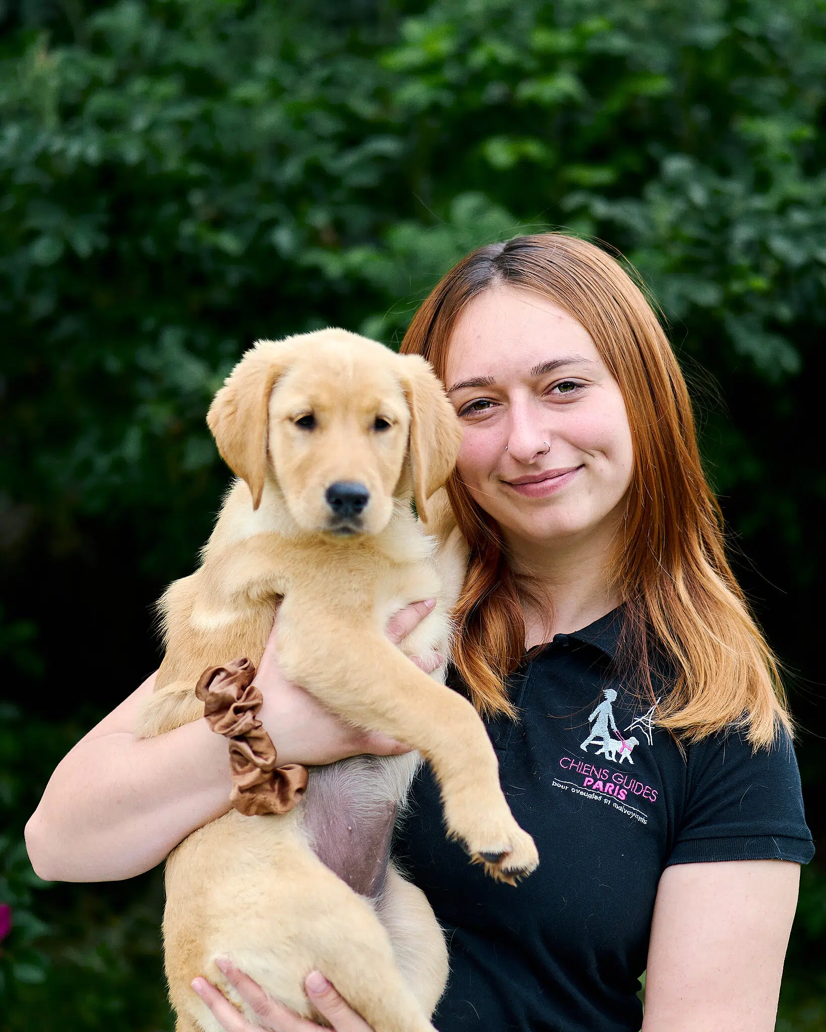 Elona posant avec Vera, chiot golden sable