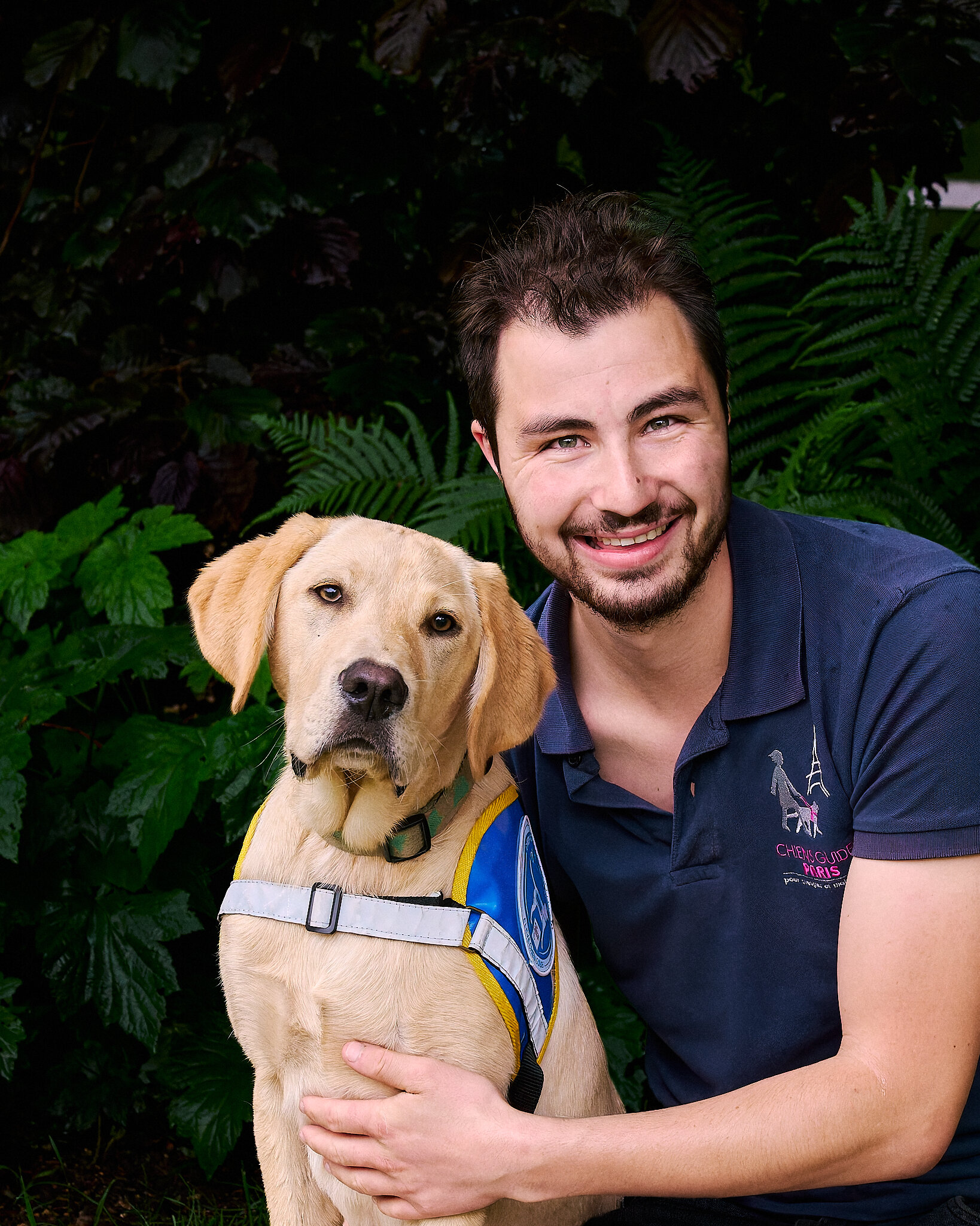 Jonathan posant avec Utch, labrador sable