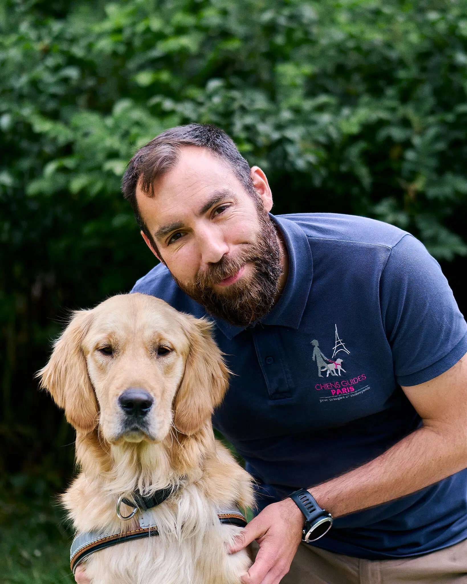 Ludovic posant avec Uros, golden retriever sable