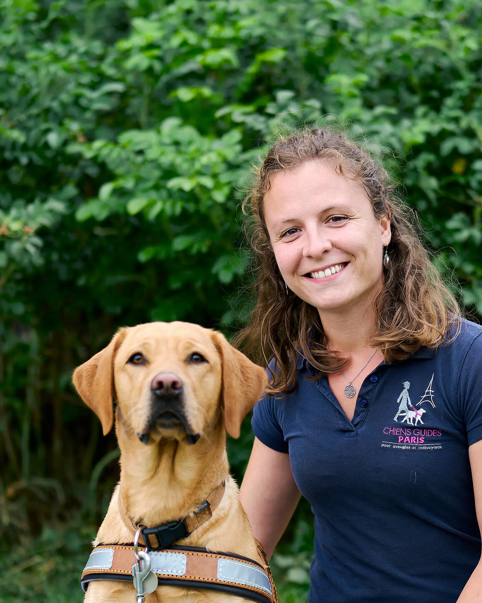 Lydie posant avec Uma, labrador sable