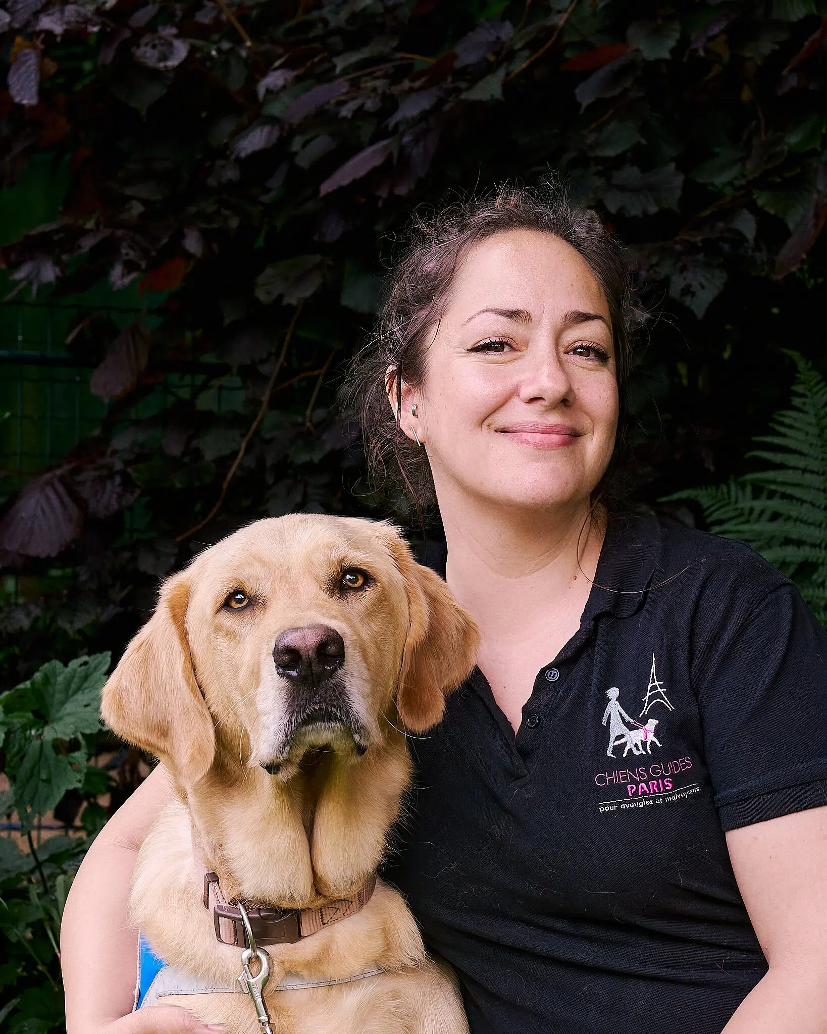 Magali posant aux côtés de Rahan, labrador croisé golden