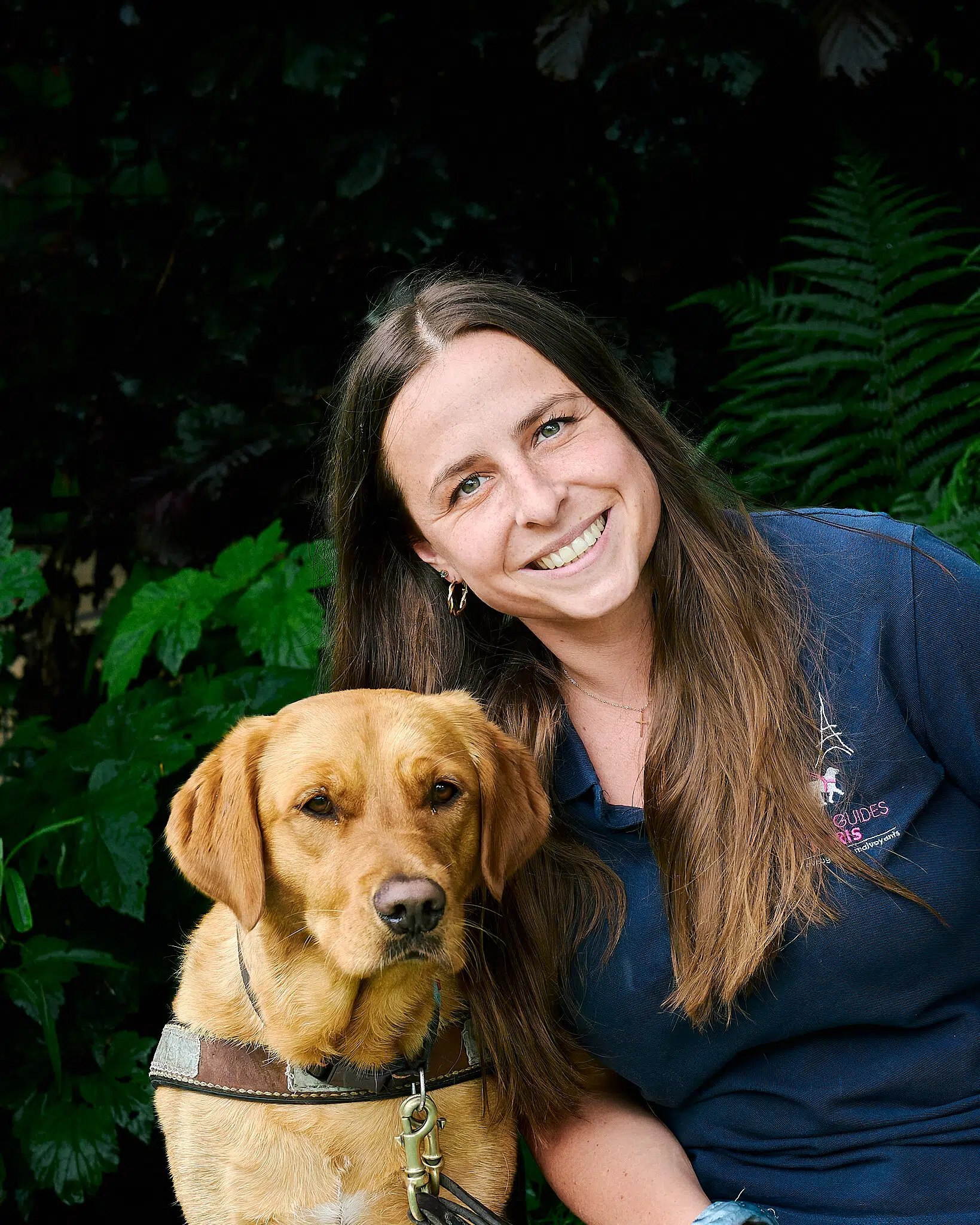 Margaux posant avec Triss, labrador rousse