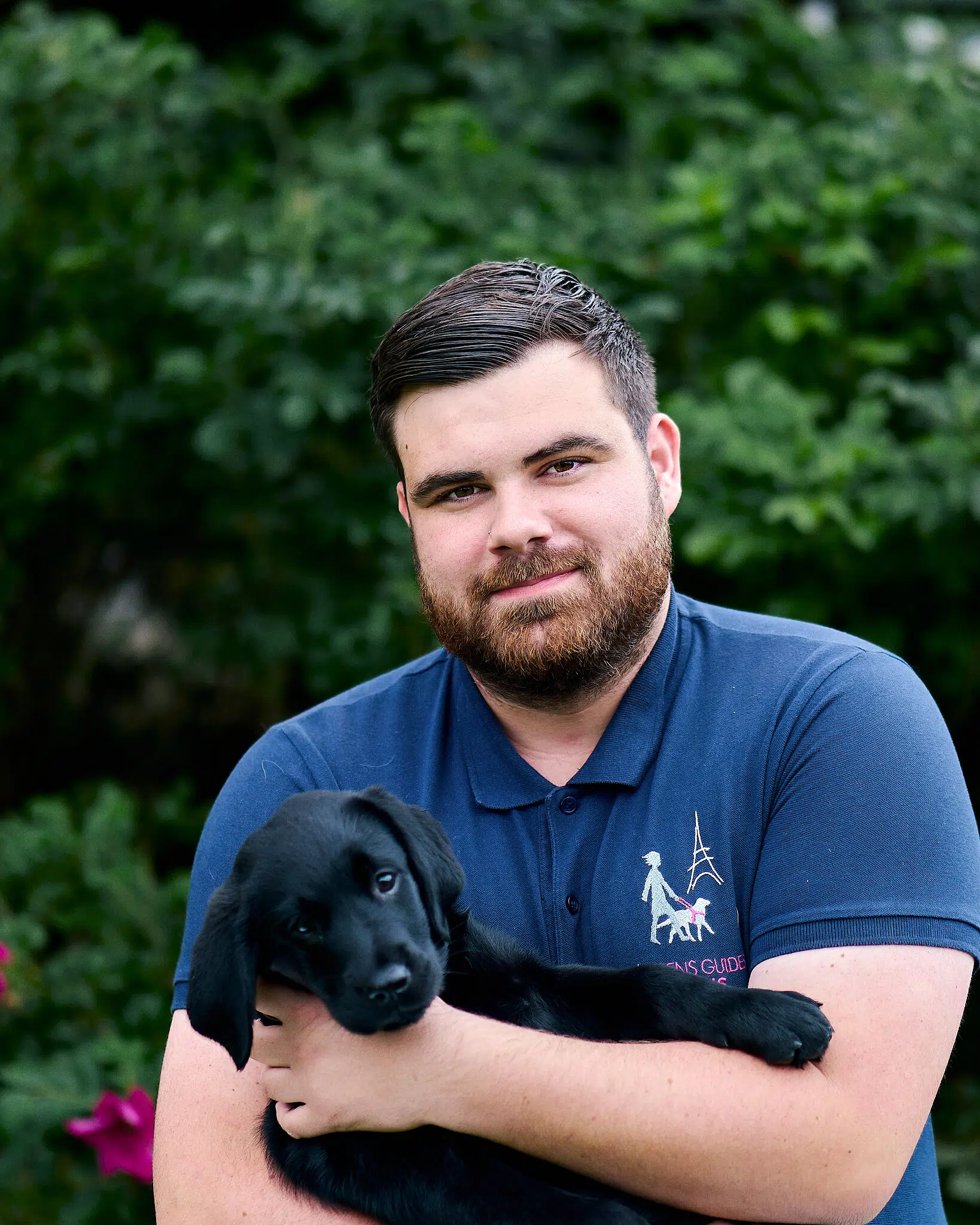 Max posant avec Venda, chiot labrador noire