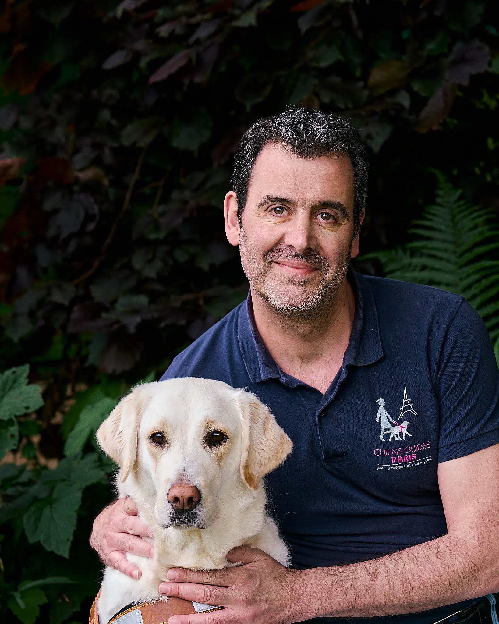 Stanislas posant avec Peppa, labrador blanche