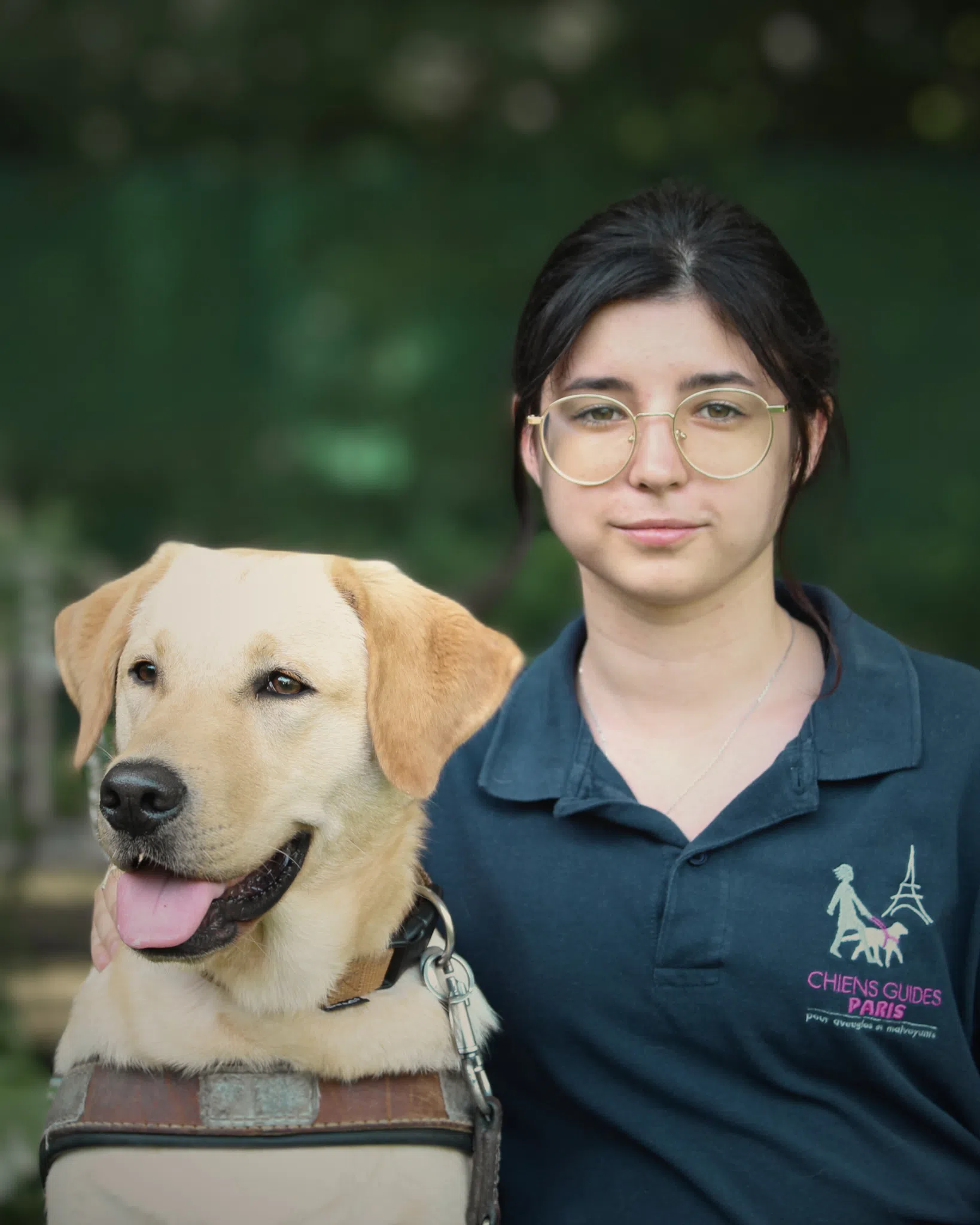 Irina posant avec Tokyo, labrador sable