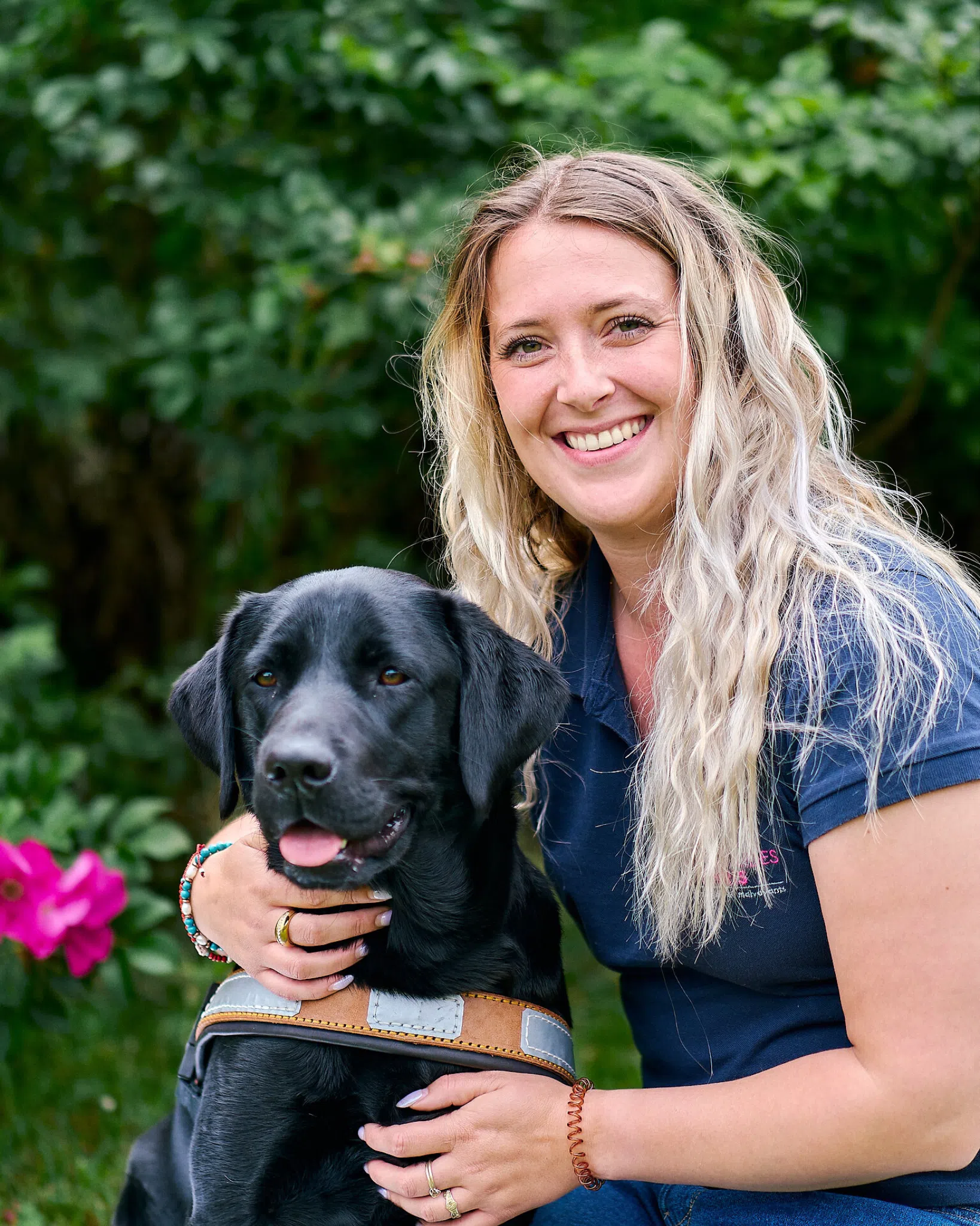 Mélissa posant avec Umpa, labrador noire