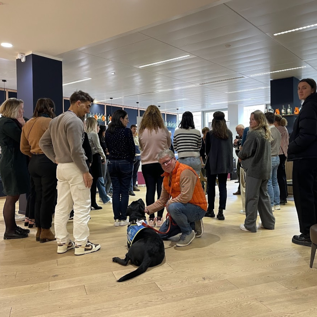 photo de groupe à la Sensibilisation au handicap visuel chez Pernod Ricard